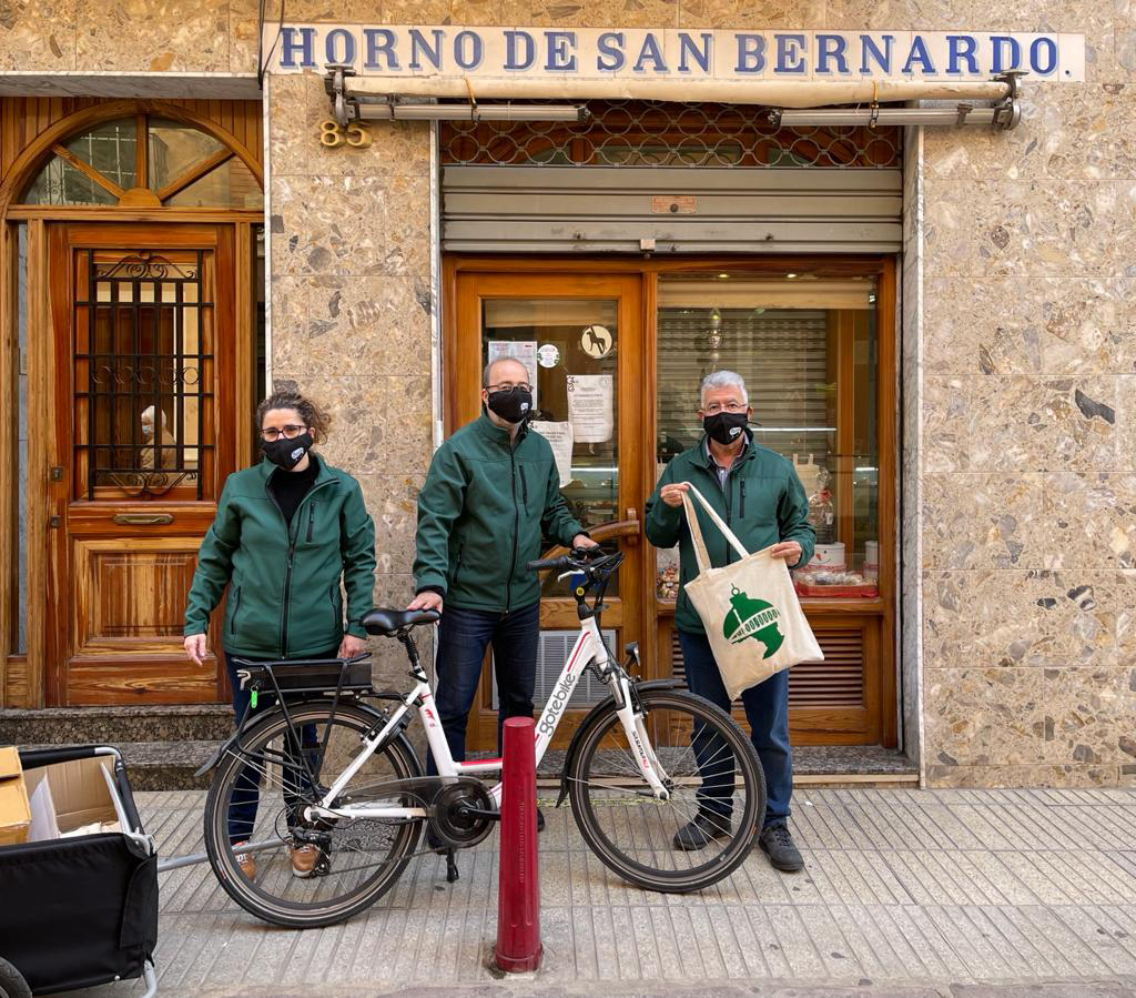 2020 12 16 Borses de Nadal repartint amb bici 3