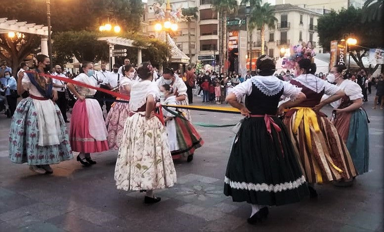 Alzira celebra el 9 d'Octubre con mensajes de defensa de la cultura y lengua propias y la reivindicación de más inversión y mayor autonomía