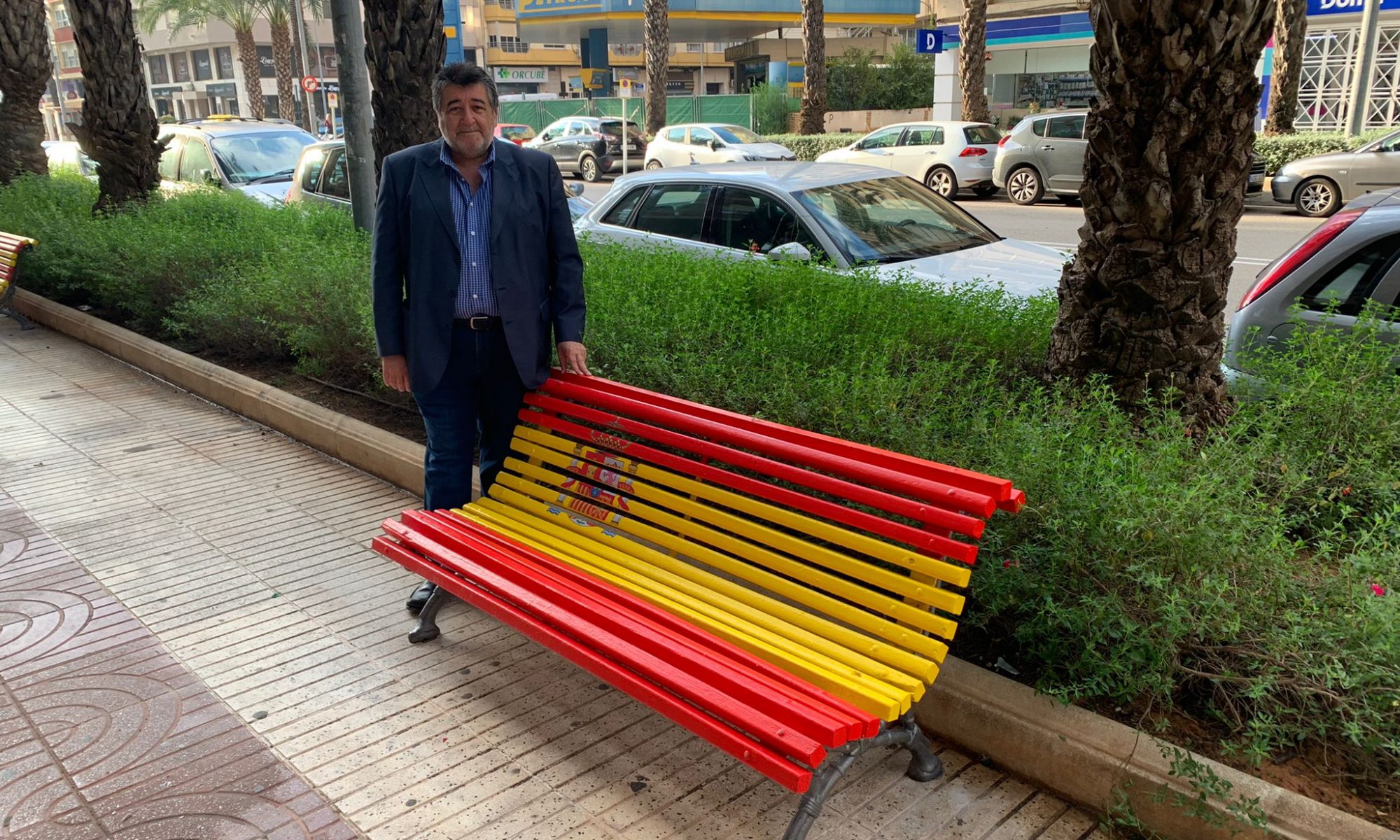 Se suma un nuevo banco conmemorativo en la avenida de Lluís Suñer. En esta ocasión, la Concejalía de Servicios Urbanos del Ayuntamiento de Alzira ha instalado un banco con los colores de la bandera de España. Se pretende así conmemorar el 12 de Octubre como en el día de la Fiesta Nacional. La celebración de esta fiesta, práctica común al mundo actual, tiene como finalidad recordar solemnemente momentos de nuestra historia como país que forman parte del patriomonio histórico, cultural y social asumido por la gran mayoría de la población española. El concejal de Servicios Urbanos, Fernando Pascual, ha deseado «un feliz día a todas las españolas y los españoles, porque nuestro país es una tierra de acogida, solidaridad, cooperación, igualdad, feminismo, diversidad, justicia y democracia». El edil también ha manifestado que «el 12 de octubre simboliza la efeméride histórica donde España, a punto de concluir un proceso de construcción del Estado a partir de nuestra pluralidad cultural y política, inició un periodo de proyección más allá de los límites europeos».