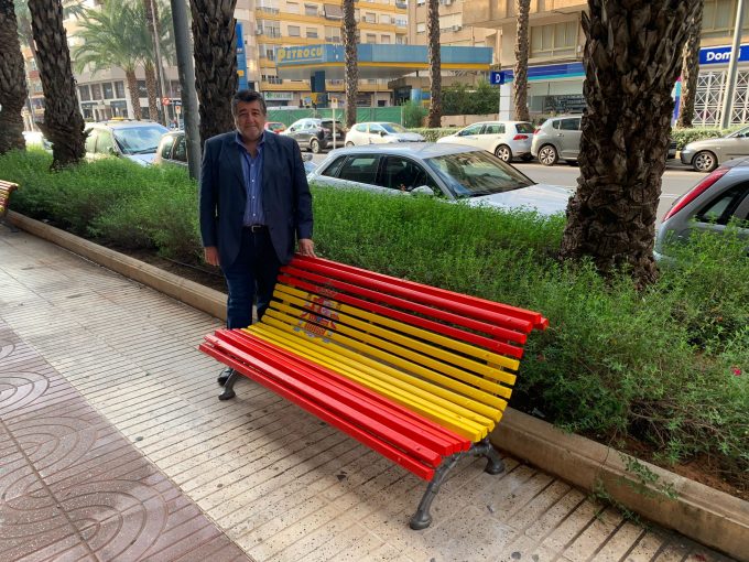 Se suma un nuevo banco conmemorativo en la avenida de Lluís Suñer. En esta ocasión, la Concejalía de Servicios Urbanos del Ayuntamiento de Alzira ha instalado un banco con los colores de la bandera de España. Se pretende así conmemorar el 12 de Octubre como en el día de la Fiesta Nacional. La celebración de esta fiesta, práctica común al mundo actual, tiene como finalidad recordar solemnemente momentos de nuestra historia como país que forman parte del patriomonio histórico, cultural y social asumido por la gran mayoría de la población española. El concejal de Servicios Urbanos, Fernando Pascual, ha deseado «un feliz día a todas las españolas y los españoles, porque nuestro país es una tierra de acogida, solidaridad, cooperación, igualdad, feminismo, diversidad, justicia y democracia». El edil también ha manifestado que «el 12 de octubre simboliza la efeméride histórica donde España, a punto de concluir un proceso de construcción del Estado a partir de nuestra pluralidad cultural y política, inició un periodo de proyección más allá de los límites europeos».